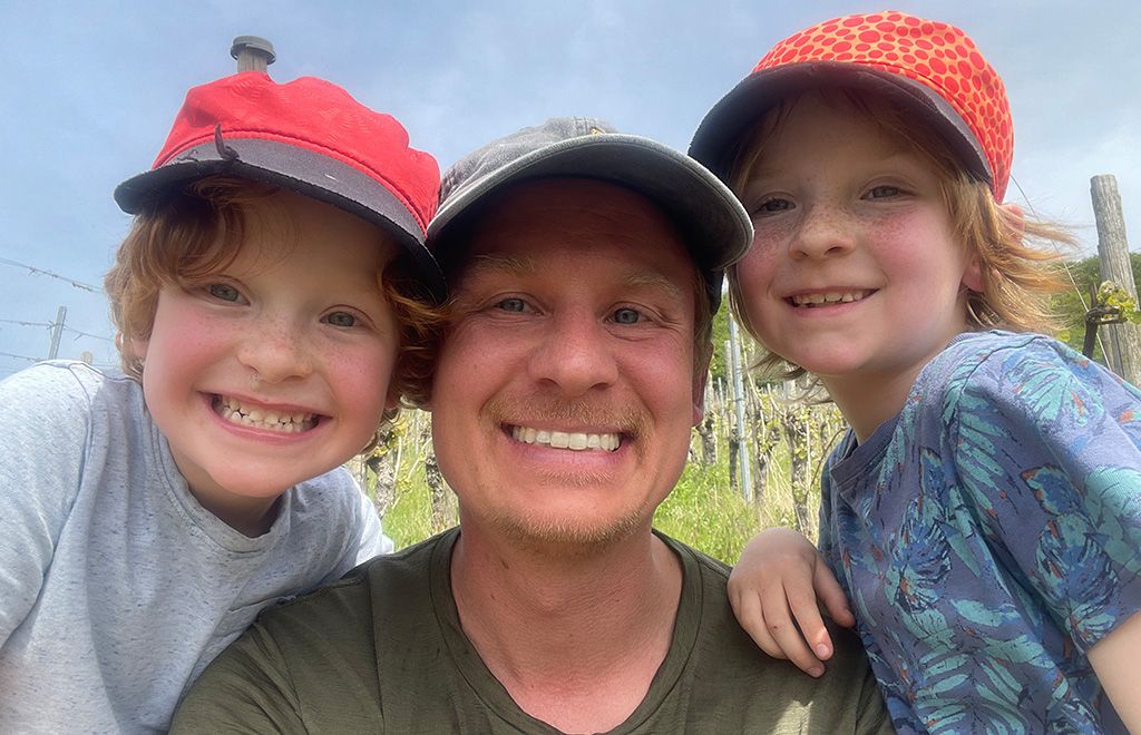 Karl Deren mit seinen Kindern im Sommer in den Weinbergen.
