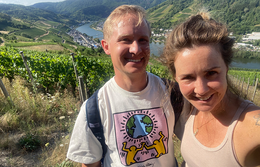 Karl und Anna Deren im Sommer in den Weinbergen. Karl und Anna Deren im Sommer in den Weinbergen.