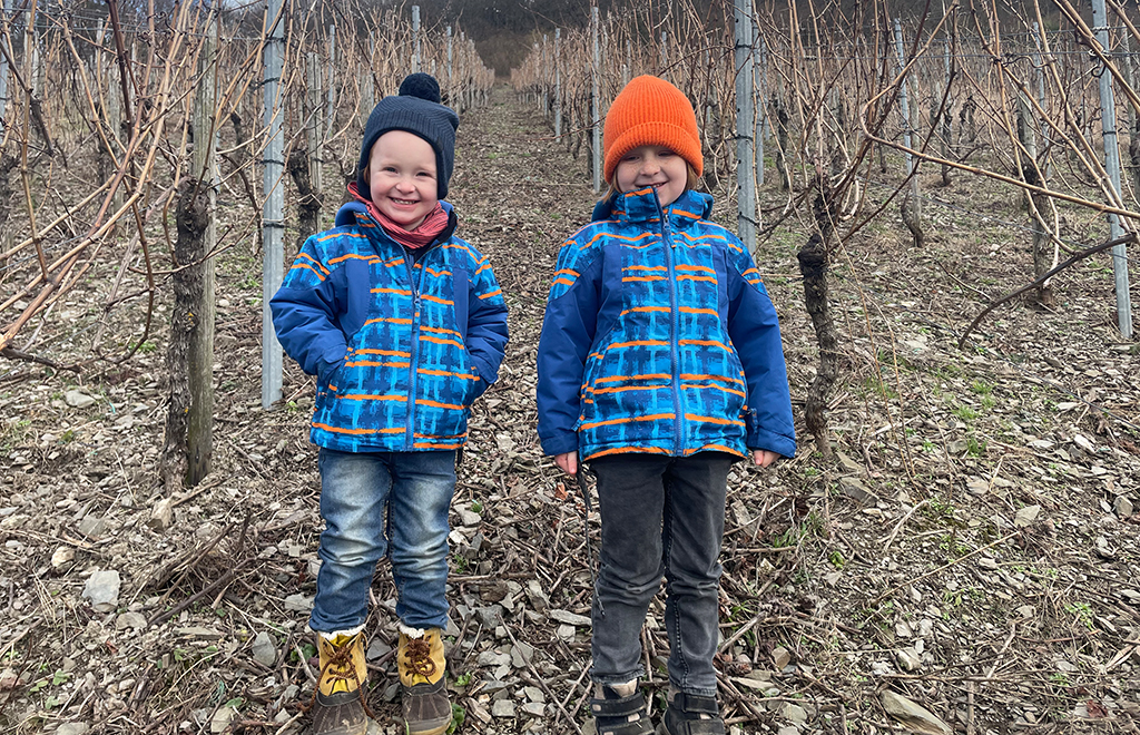 Kinder der Familie Deren in den Weinbergen Kinder der Familie Deren in den Weinbergen
